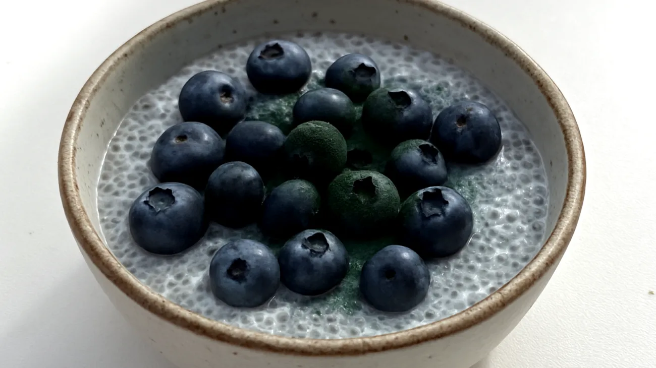 Pudding de graines de chia aux myrtilles et spiruline"