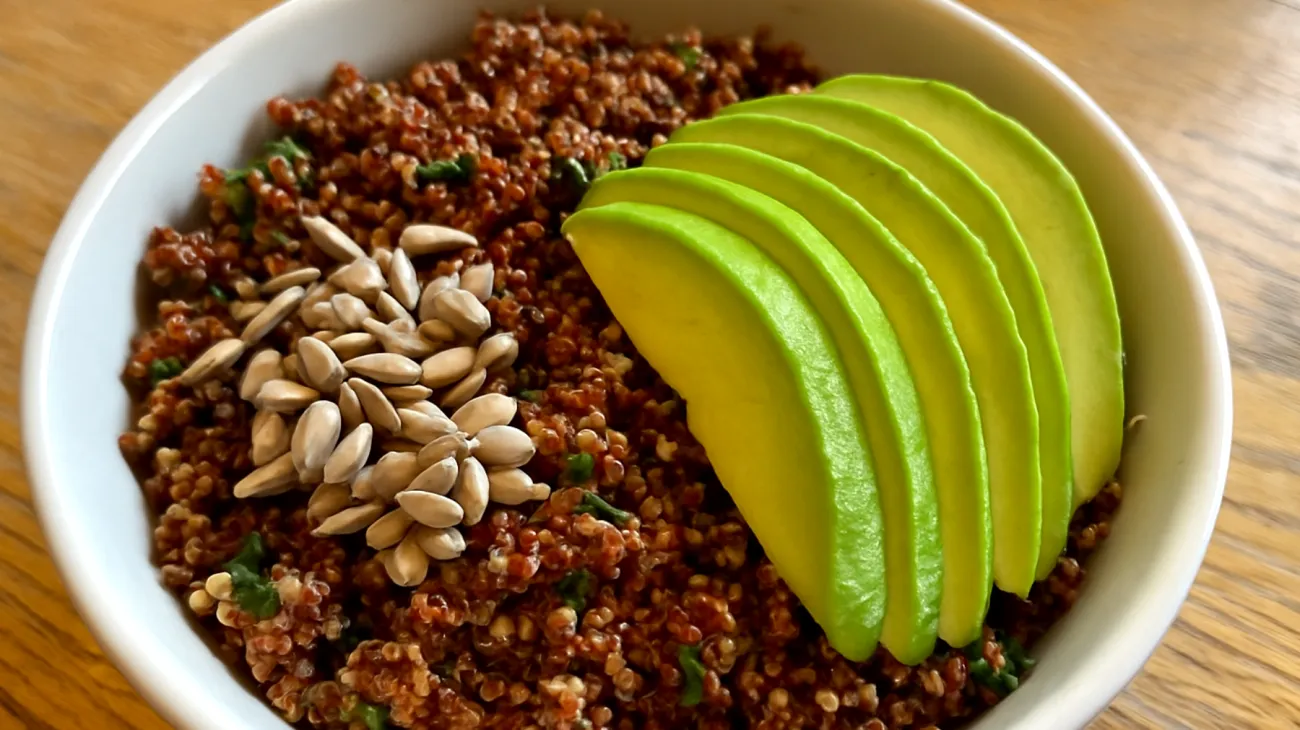 Salade de quinoa rouge aux graines de tournesol et avocat"