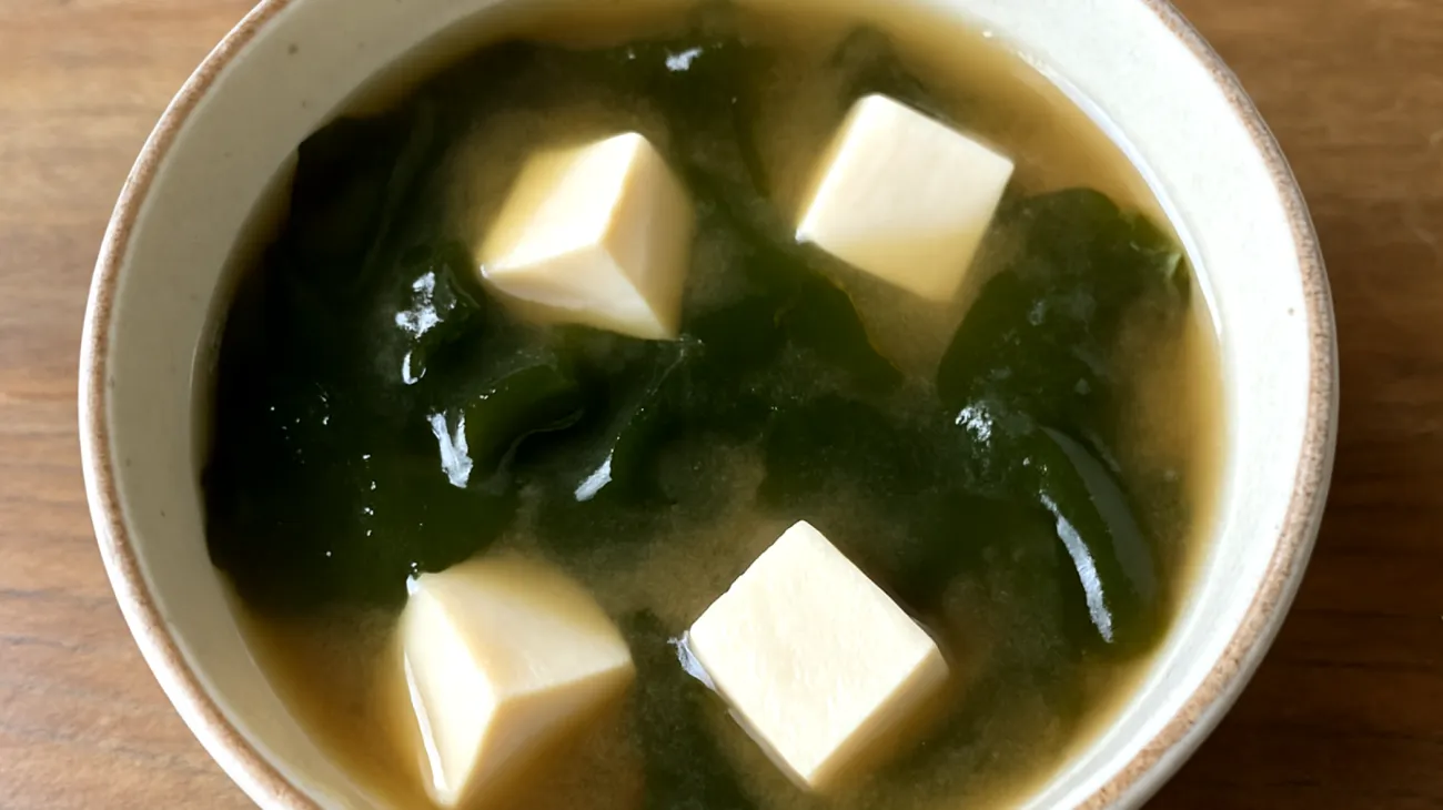 Soupe de miso aux algues wakame et tofu soyeux"