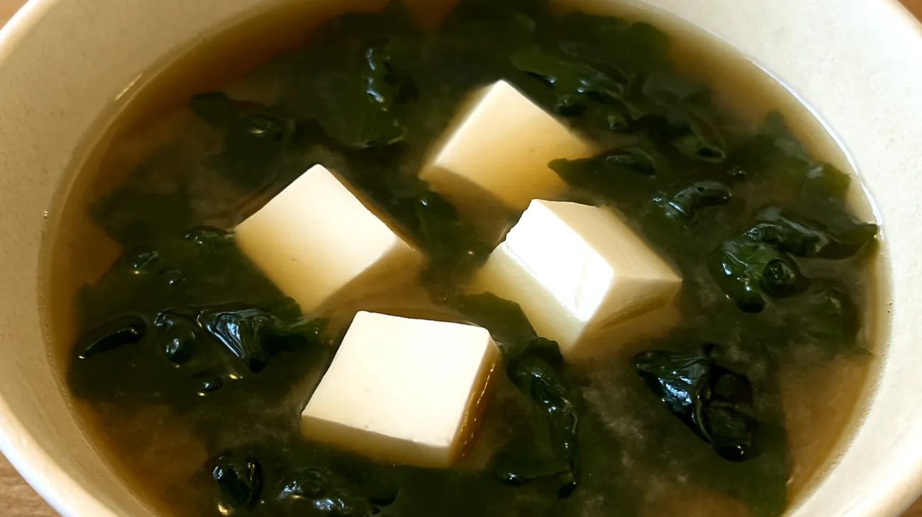 Soupe de miso aux algues wakame et tofu soyeux"
