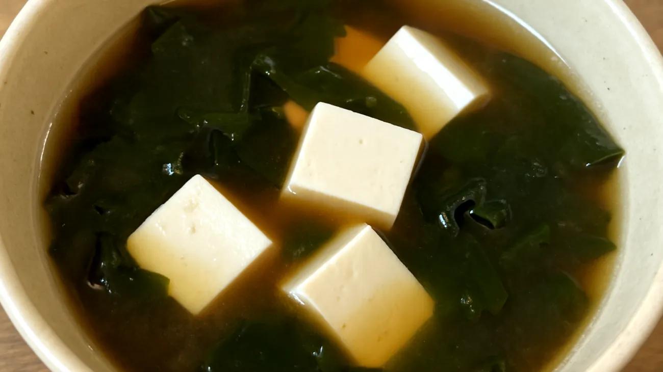 Soupe de miso aux algues wakame et tofu soyeux"