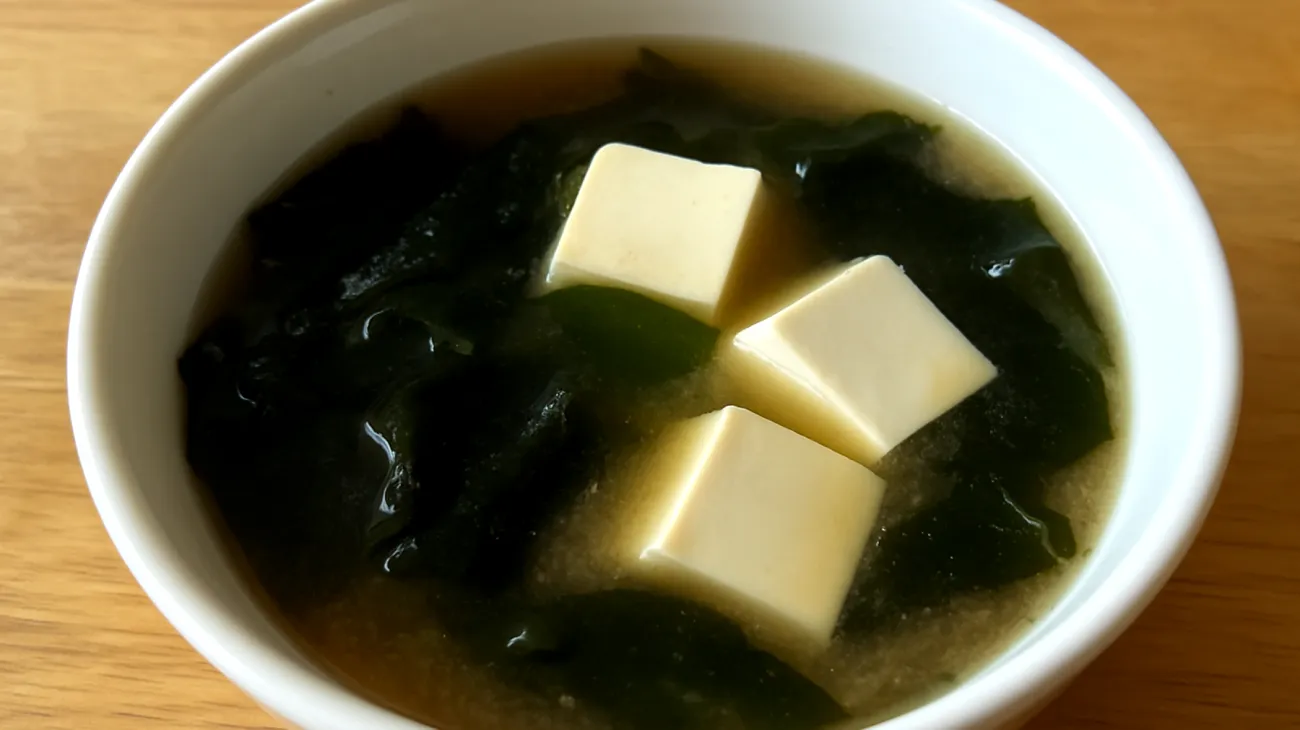 Soupe de miso aux algues wakame et tofu soyeux"